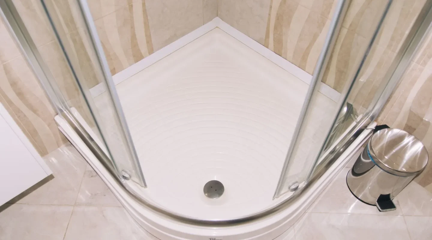 Box de banheiro com ralo no piso de cerâmica
